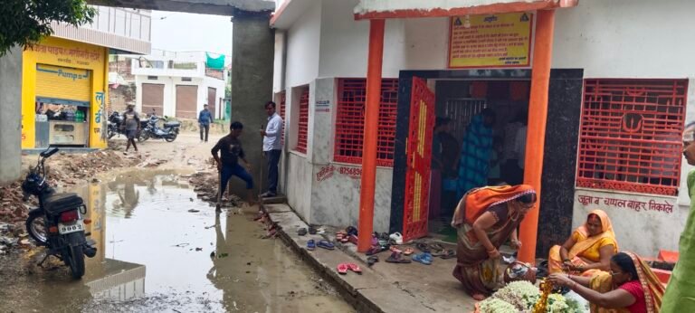 महेश्वर मंदिर मार्ग का निर्माण नही होने से शिवभक्त को परेशानी