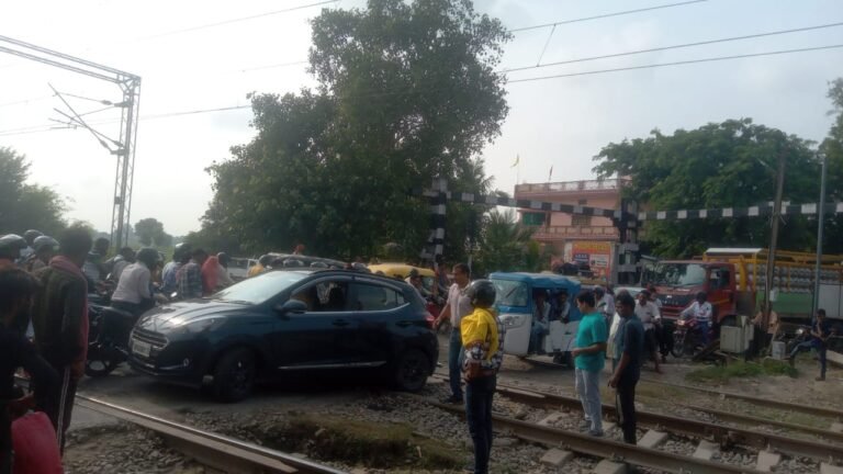 रेलवे क्रासिंग की गेट क्षतिग्रस्त होने से लगा लम्बा जाम