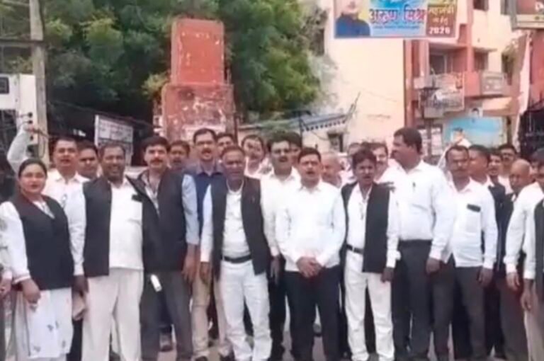 मुंसफी न्यायालय की स्थापना को लेकर वकीलों का प्रदर्शन