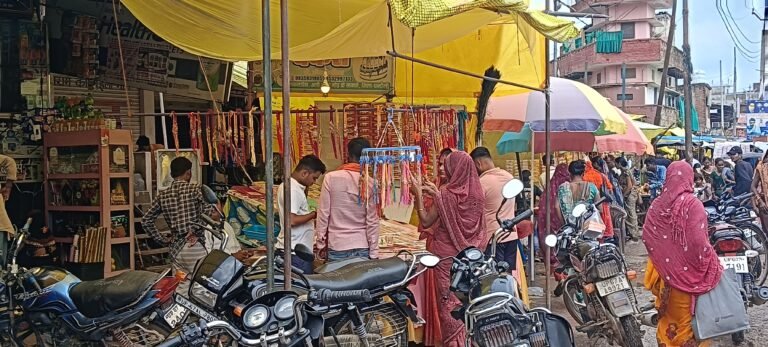 राखी की खरीदारी की लिये उमड़ी कस्बा में महिलाओं की भीड़