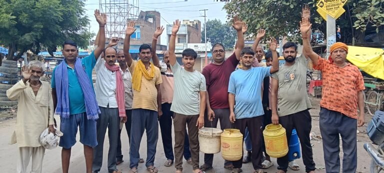 पेयजल समस्या को लेकर दुकानदारों ने किया विरोध प्रदर्शन