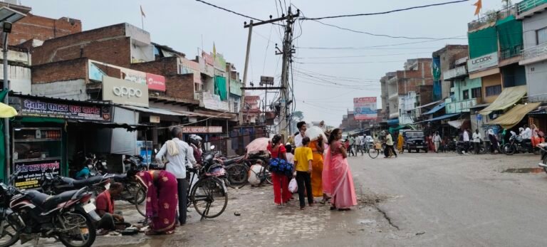 ट्रांसफार्मर सिफ्टिंग नहीं होने से तिराहे पर होती है जाम की समस्या