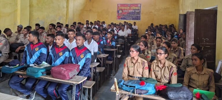 रेल में सफर करते समय सेल्फी लेने से बचे नही हो सकता है हादसा
