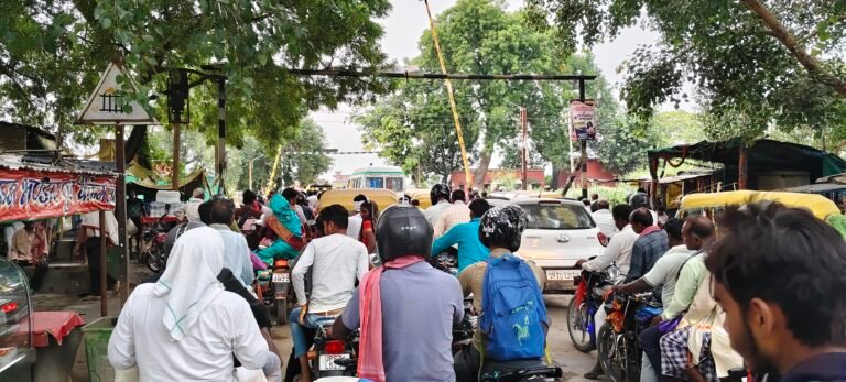 भेाजापुर रेलवे स्टेशन पर जाम की समस्या से जूझ रहे राहगीर