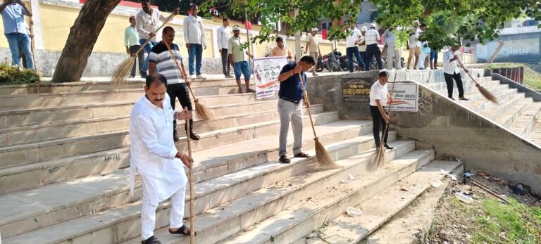 टिमिलपुर की प्राचीन सरोवर में घासफूस होने पर बदबूदार हुई पानी,सड़न