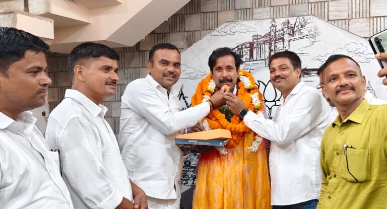 शिक्षा मित्रों को कैशलेस इलाज की घोषणा पर मंत्री अनिल राजभर का स्वागत