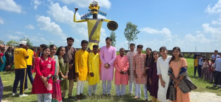 सकलडीहा में रावण दहन स्थगति होने से स्कूली बच्चों ने बनाया रावण
