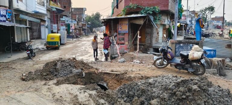 स्टेशन मार्ग पर सड़क पर खोदी गयी गड्ढा दुर्घटना को दे रहा दावत लापरवाही