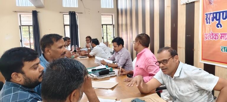 तहसील स्तरीय अधिकारियों के नही आने पर भड़के एसडीएम