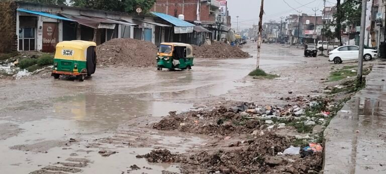 बरसात के कारण मुख्य मार्ग पर जलभरॉव से परेशानी