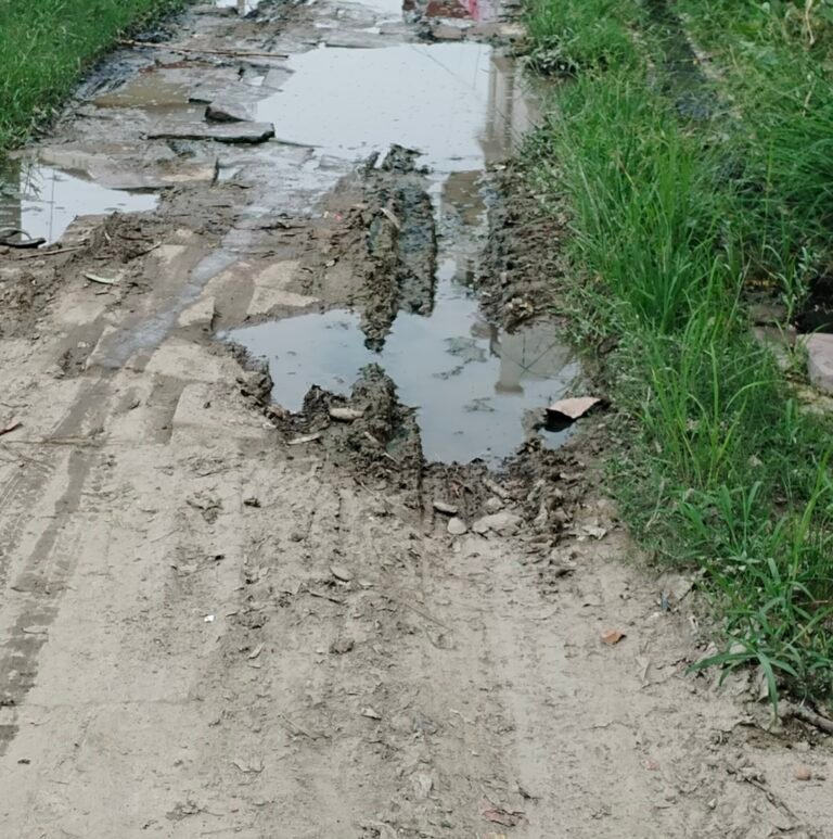 ताजपुर गैस गोदाम मार्ग पर सड़क पर बह रहा गंदा नाला का पानी