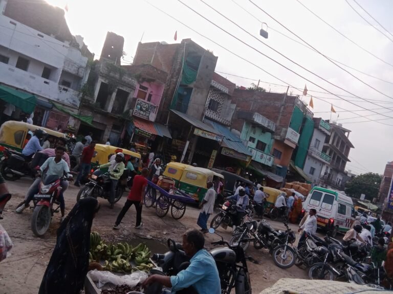 करवा चौथ के दिन भी खरीदारी को लेकर कस्बा के तिराहे पर लगा रहा लंबी जाम