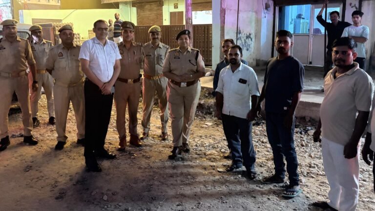 धनतेरस पर सकलडीहा एसडीएम और सीओ ने कस्बा में किया मार्च