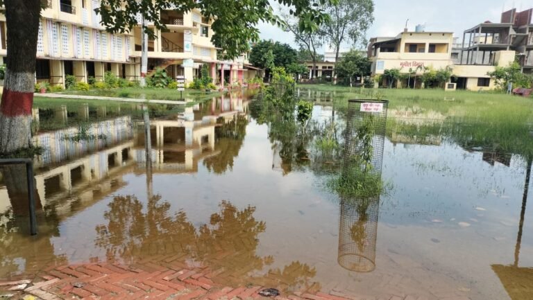 सकलडीहा पीजी कालेज में जलजमाव,छात्र सहित शिक्षक परेशान
