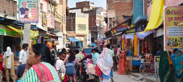 करवा चौथ पर खरीदारी का लेकर कस्बा में लगा जाम