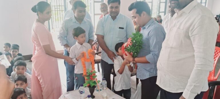 दृष्टि बाधित बच्चों संग डिप्टी कलेक्टर ने मनाया दीपावली
