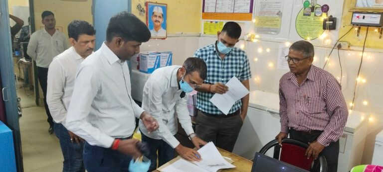 सकलडीहा सीएचसी का एडीएम ने किया औचक निरीक्षण