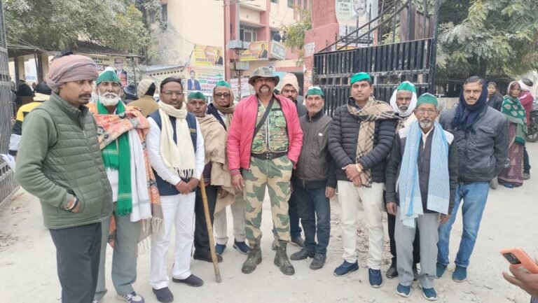 खेल मैदान को बहाल कराये जाने को लेकर किया किसानों का प्रदर्शन