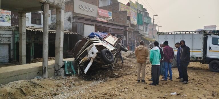 पीकअप का ब्रेक फेल खंभे से टकराई बाल बाल बचा चालक