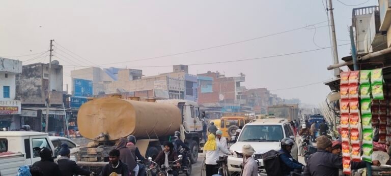 सकलडीहा अलीनगर तिराहा मार्ग बंद होने से दूसरे दिन भी जाम