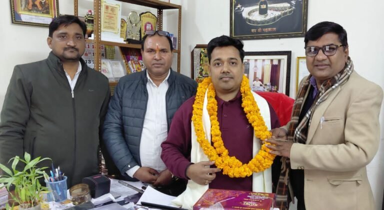 सकलडीहा एसडीएम कुंदन राज कपूर को ब्रांड एंबेसडर राकेश रौशन ने किया सम्मानित