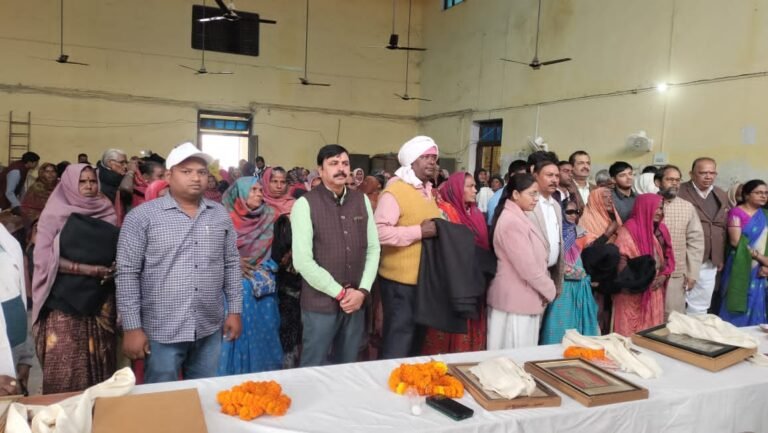 वृद्ध गरीबो में हंसू राय वेलफेयर ट्रस्ट की ओर से कंबल वितरण,कंबल पाकर लोगो के चेहरे खिले