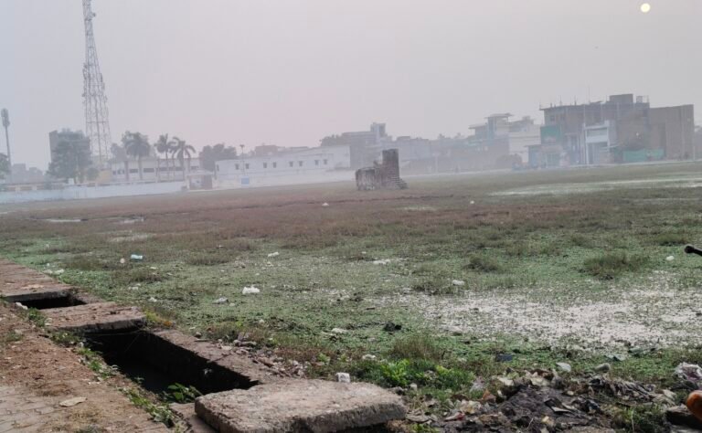 सकलडीहा इंटर कॉलेज के खेल मैदान में महीनों से जलभरॉव से नाराजगी