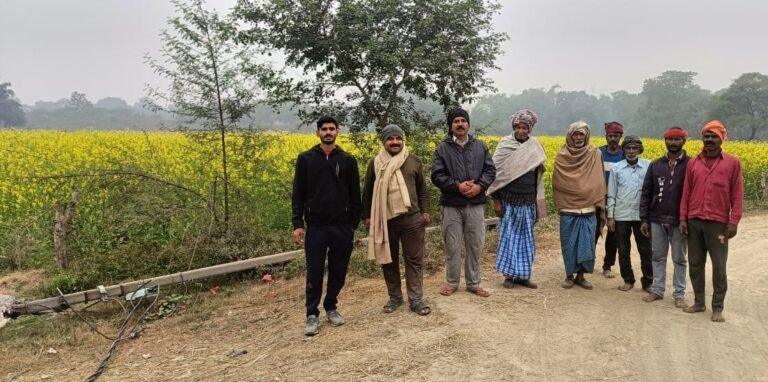 टूटी बिजली पोल की मरम्मत नहीं होने से ग्रामीणों में आक्रोश