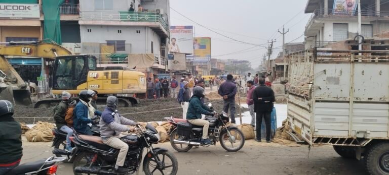 बगैर किसी सूचना के सकलडीहा अलीनगर तिराहा मार्ग बंद होने से वाहन चालकों सहित आम राहगीरों को झेलनी पड़ी परेशानी