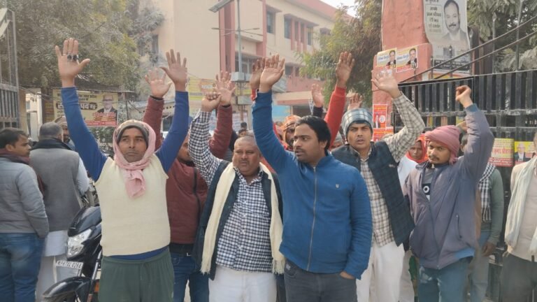 विकास के नाम पर कोरमपूर्ति को लेकर ग्रामीणों का प्रदर्शन