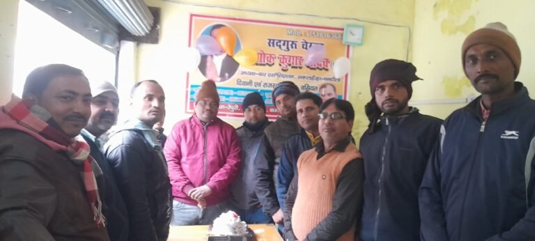 सकलडीहा में पत्रकारों ने केक काटकर मनाया हरवंश पटेल का जन्मदिन