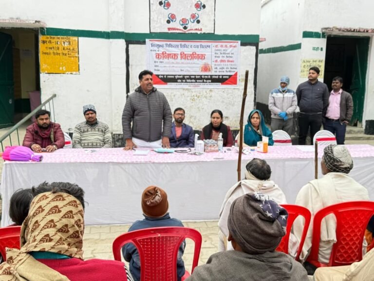 नि:शुल्क स्वास्थ्य परीक्षण शिविर में मरीजों को दवाओं का वितरण