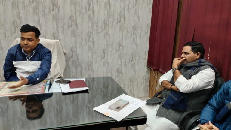 जलजमाव की समस्या को लेकर एसडीएम से मिले कांग्रेस महासचिव