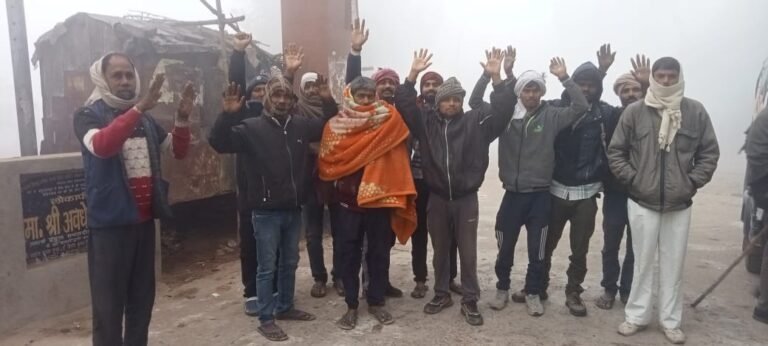 सकलडीहा रेलवे स्टेशन पर यात्रियों ने अलाव जलाने उठायी मांग