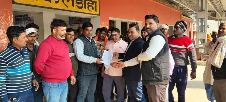 सकलडीहा स्टेशन पर एक्सप्रेस ट्रेनों की  ठहराव के लिए सौपा पत्रक