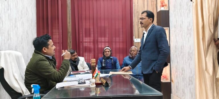 सड़क निर्माण को लेकर अधिवक्ताओं ने एसडीएम से किया शिकायत
