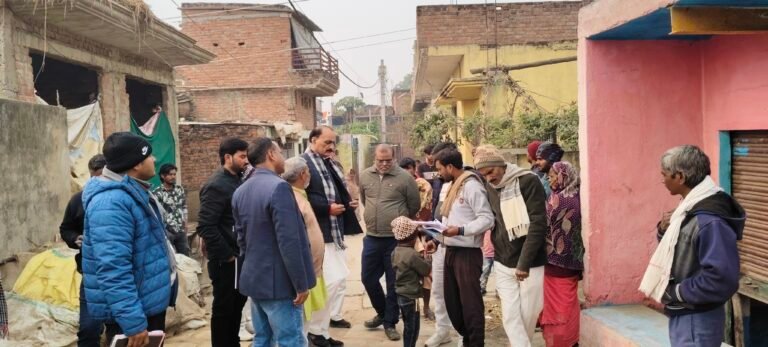 सिरोहुपुर में लटकती हाईटेंशन तार को हटाने के लिये अधिकारियों ने किया निरीक्षण