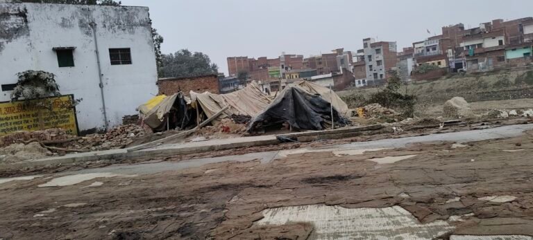 महीनों बाद भी आधा दर्जन बनवासियों को आवास निर्माण अधूरा