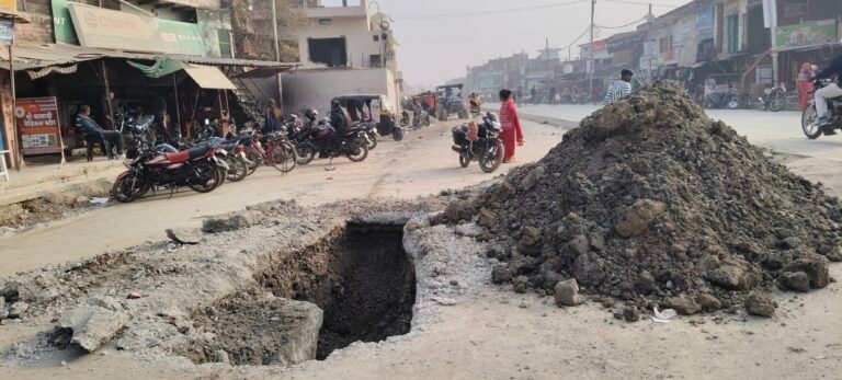 जल निगम की पाइप क्षतिग्रस्त होने से पेयजल की समस्या गहराया