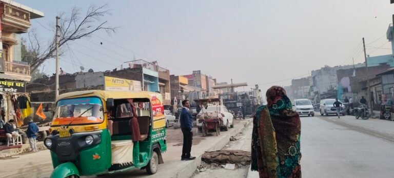 दुकानों के कार्यदायी संस्था की वाहन खड़ा होने से आक्रोश