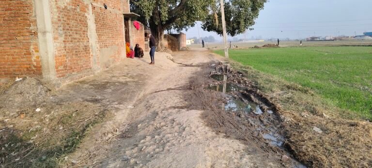 दस वर्षो से ताजपुर मोथा बस्ती के जर्जर मार्ग से आने जाने को मजबूर है ग्रामीण