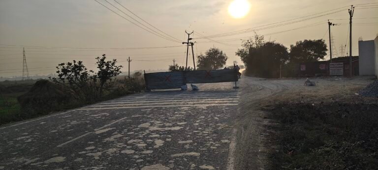 जाम की समस्या को लेकर अलीनगर सकलडीहा मार्ग पर लगा बैरियर