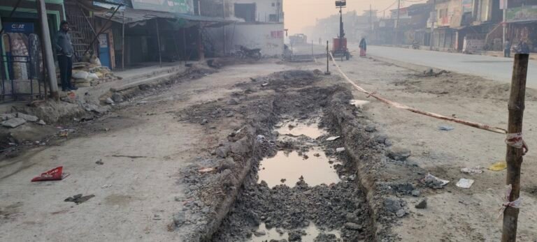 दो सप्ताह बाद भी टूटी जल निगम की पाइप की नहीं हुई मरम्मत