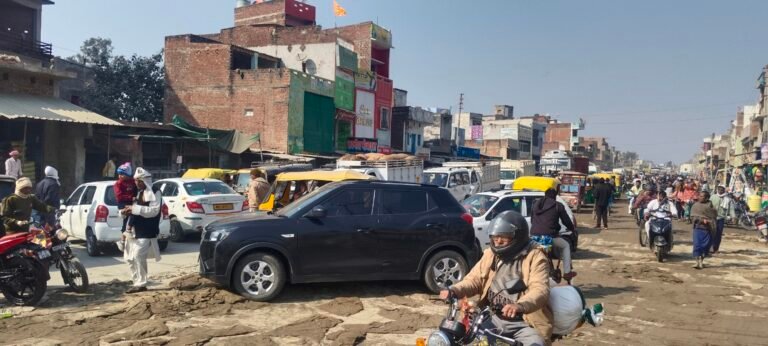 सकलडीहा सघन तिराहा और खड़ेहरा में हाइवे सड़क निर्माण लटका जाम से जूझ रहे राहगीर