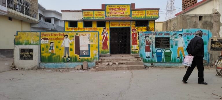 दो माह से बंद पड़ा टिमिलपुर में सामुदायिक शौचालय