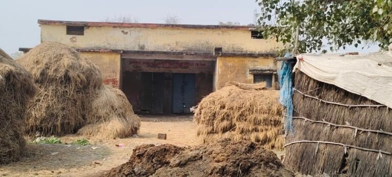 ताजपुर साधन सहकारी समिति बंद होने से किसान खाद के लिये परेशान