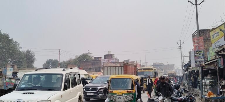 तहसील जाने वाली रजवाहा मार्ग बंद होने से सकलडीहा में भीषण जाम