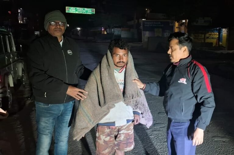 जरूरत मंदों को एसडीएम ने रात्रि में वितरण किया कंबल