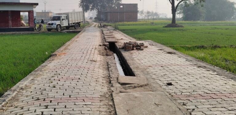 दुर्गापुर काली माता मंदिर मार्ग पर खुला नाला दुर्घटना को दे रहा दावत