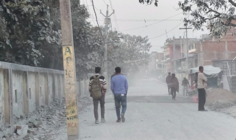तहसील मार्ग पर सुबह से शाम उड़ती धूल से बढ़ी परेशानी